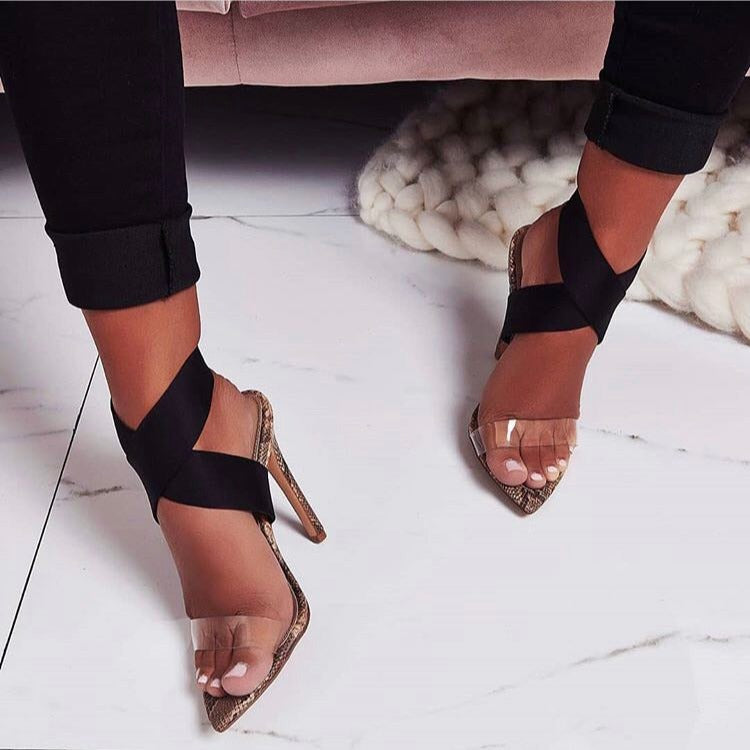 High heels step sandel.